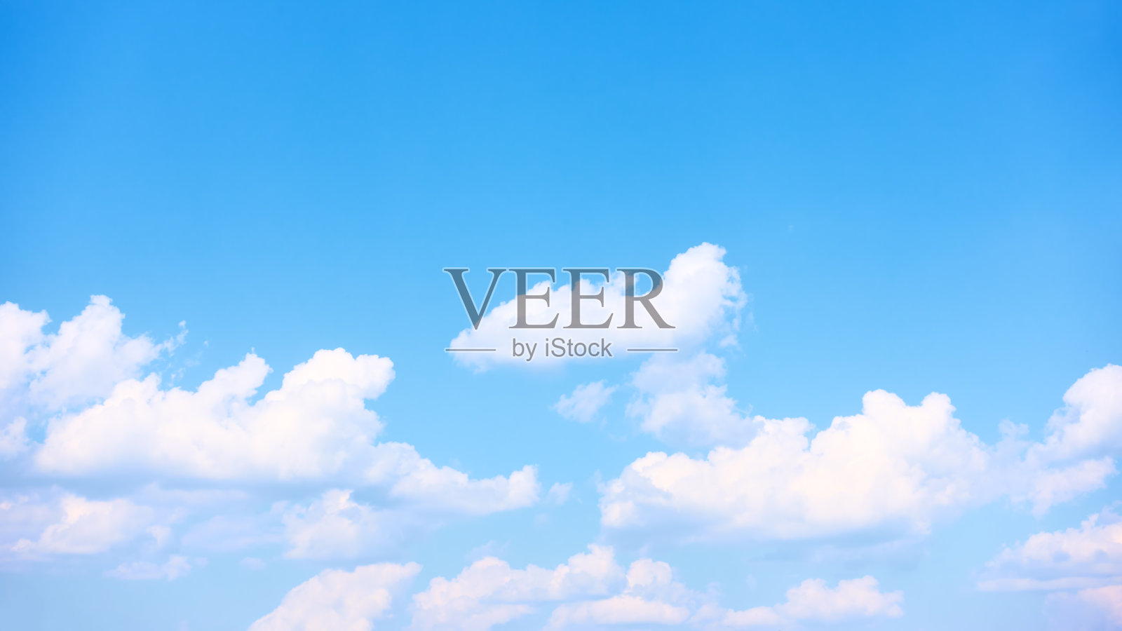 观淡蓝色的天空与白云,可作为背景照片摄影图片