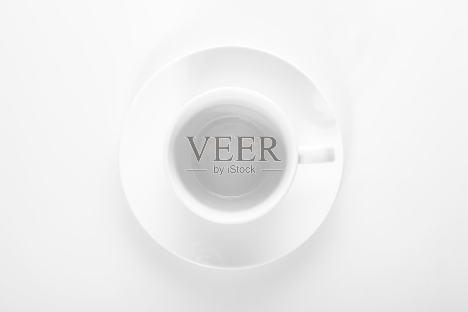空的小白瓷咖啡杯上的白色碟顶视图孤立在白色的背景照片摄影图片