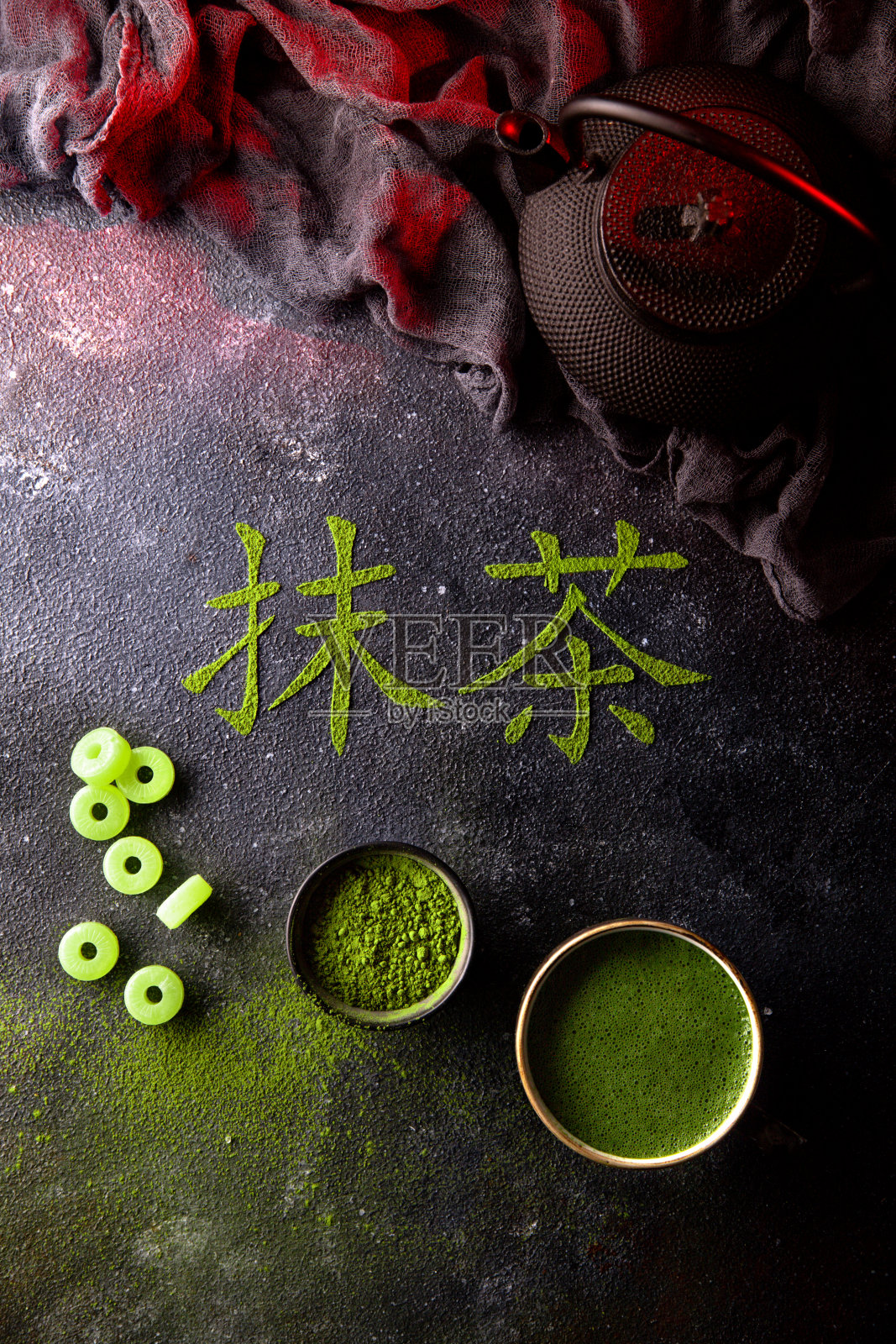 抹茶绿茶顶视图与糖果和红色光与日本字母照片摄影图片