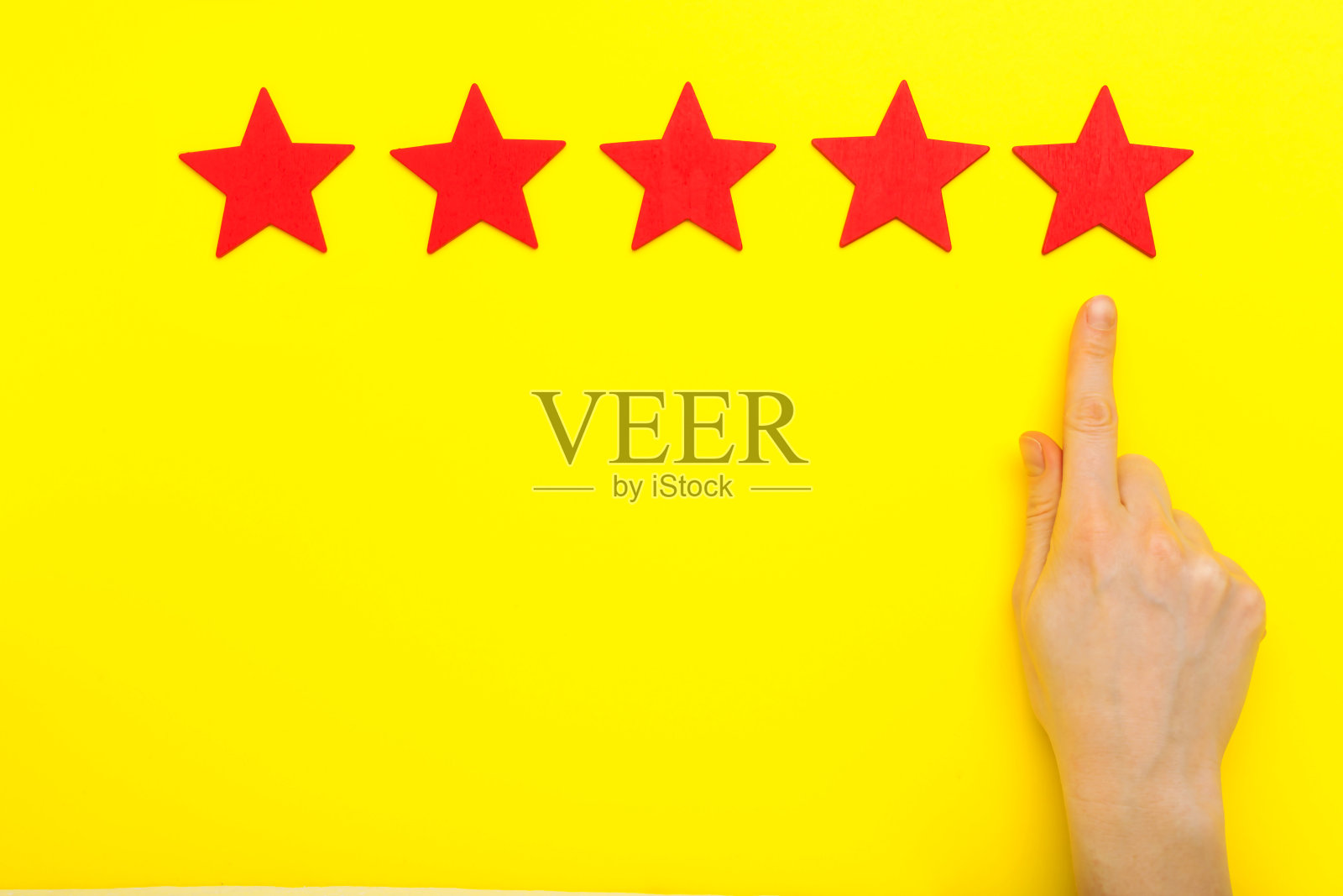 5星提升评级,客户体验理念。客户手摆五星标志以提高服务等级。5颗红星对黄色背景的评价很好。满意度的概念照片摄影图片