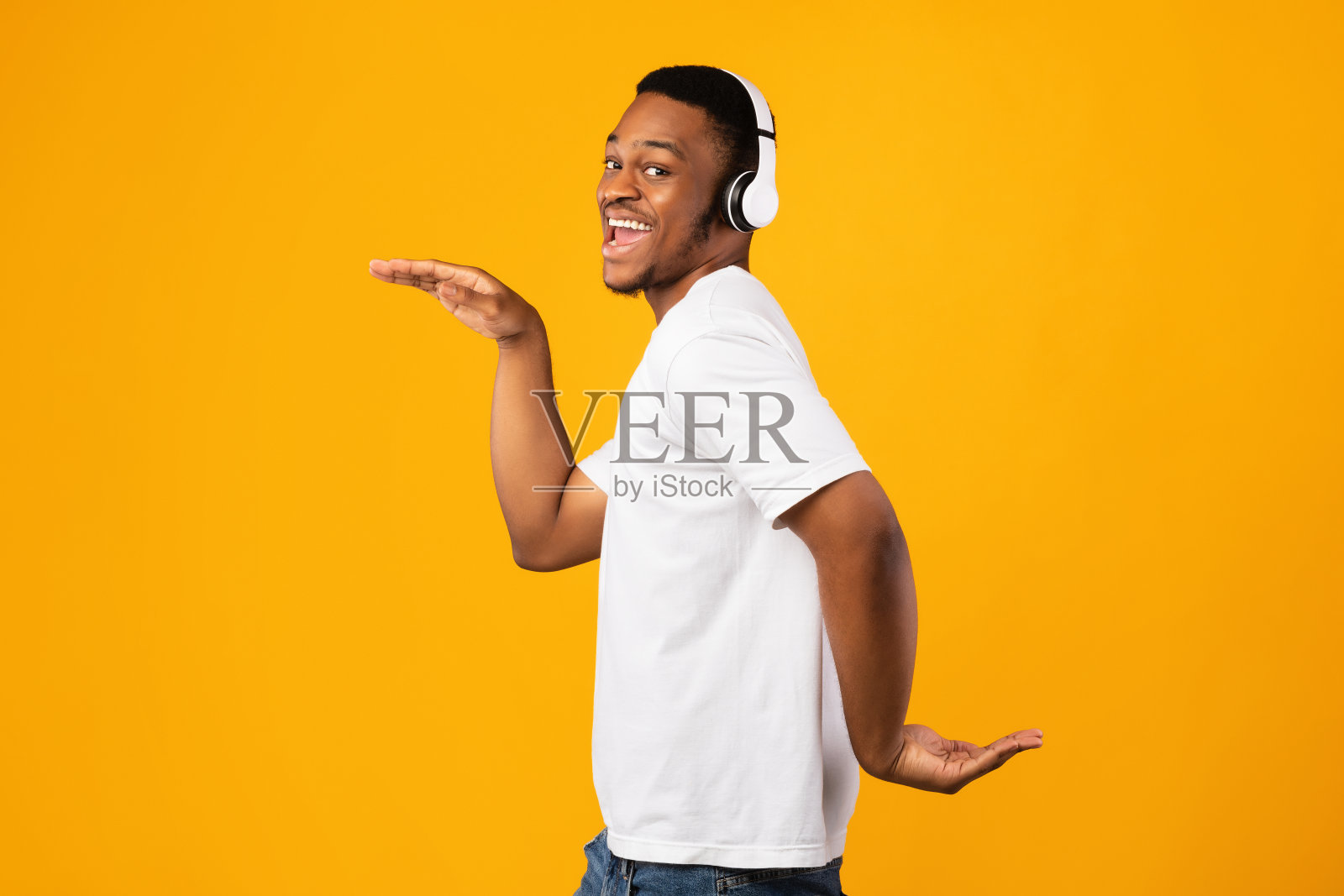 戴着耳机跳舞的非洲人在工作室里玩得很开心照片摄影图片