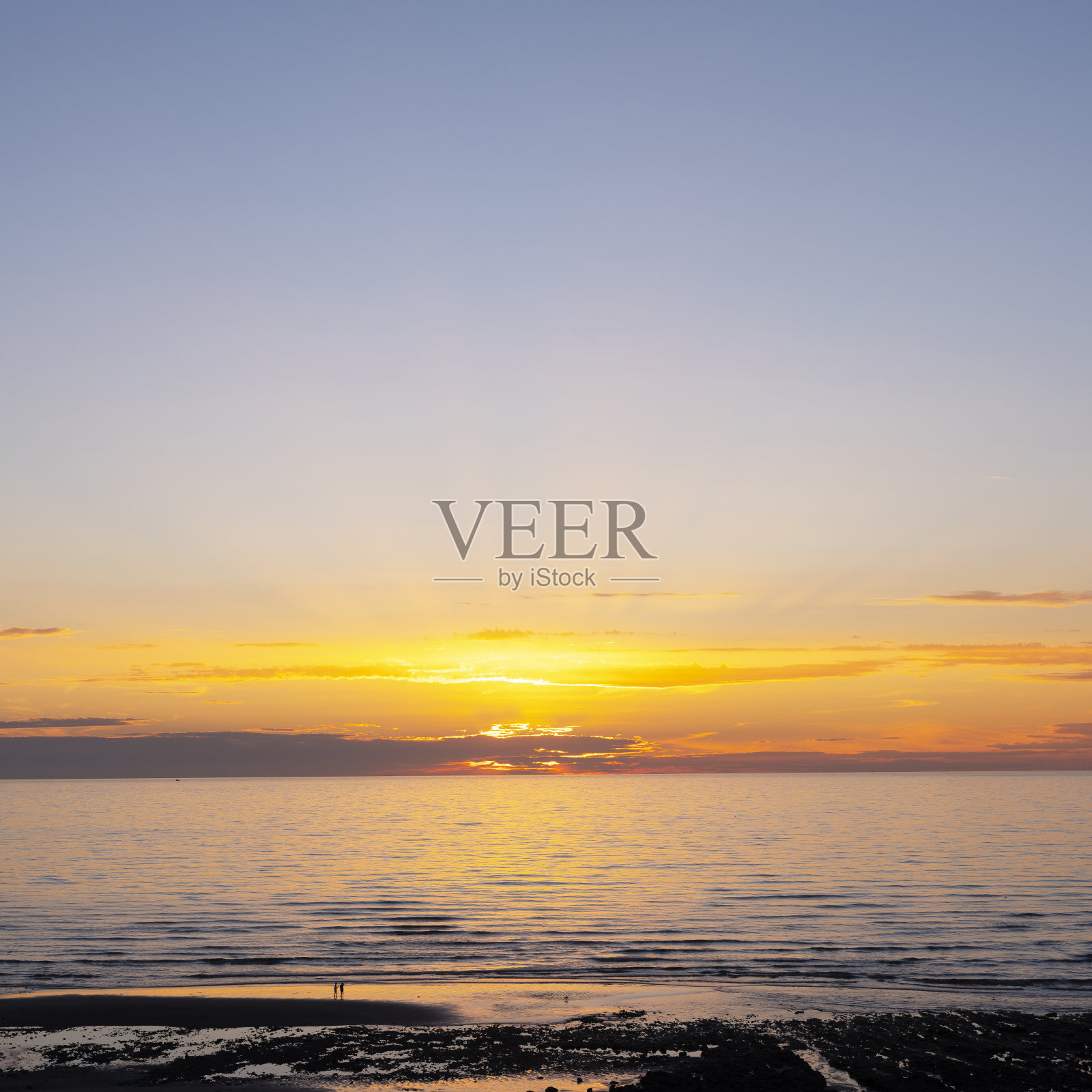 日落时分,法国诺曼底奥尔特海滩上人们的剪影照片摄影图片