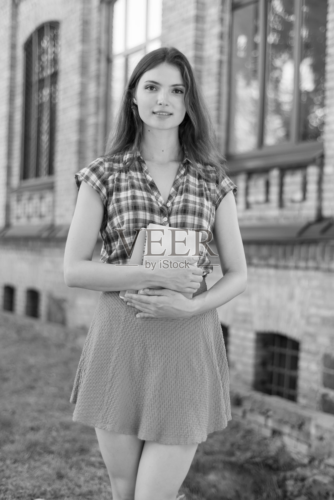 女学生穿裙子和格子衬衫。黑白照片。BW照片摄影图片