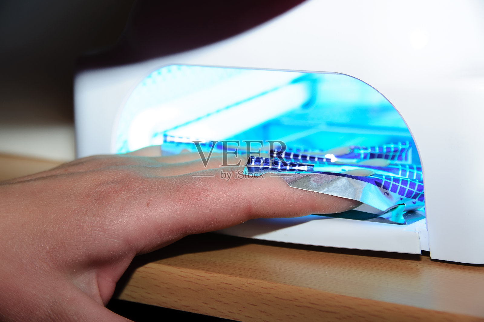 修指甲。Uv系统的指甲延伸照片摄影图片