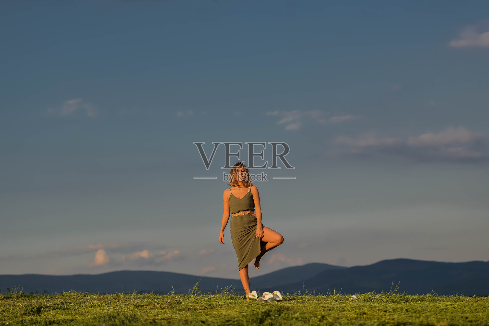 黑发女孩,手里拿着花照片摄影图片