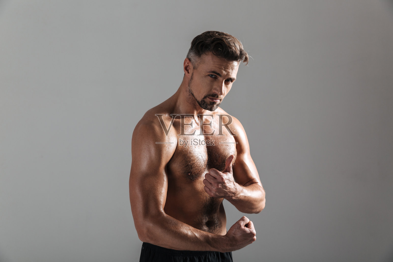 一个强壮的成熟的赤膊运动员的特写肖像照片摄影图片