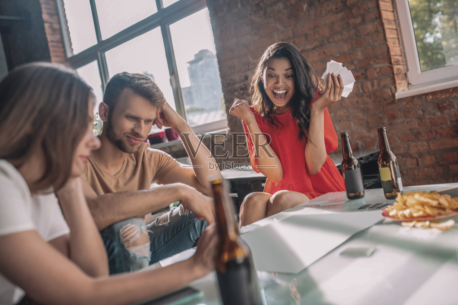 朋友们一起玩有趣的棋盘游戏照片摄影图片