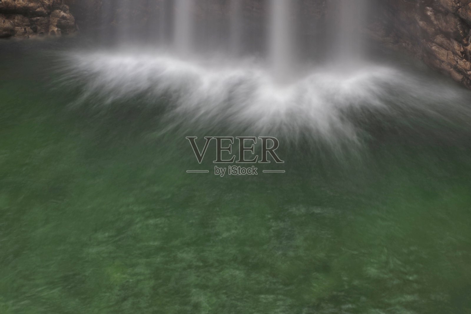 瀑布和森林公园照片摄影图片