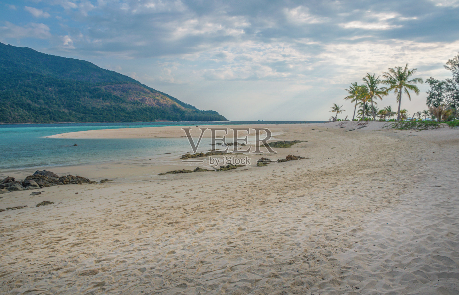 风景秀丽的海滩上的天空在Koh Lipe岛照片摄影图片