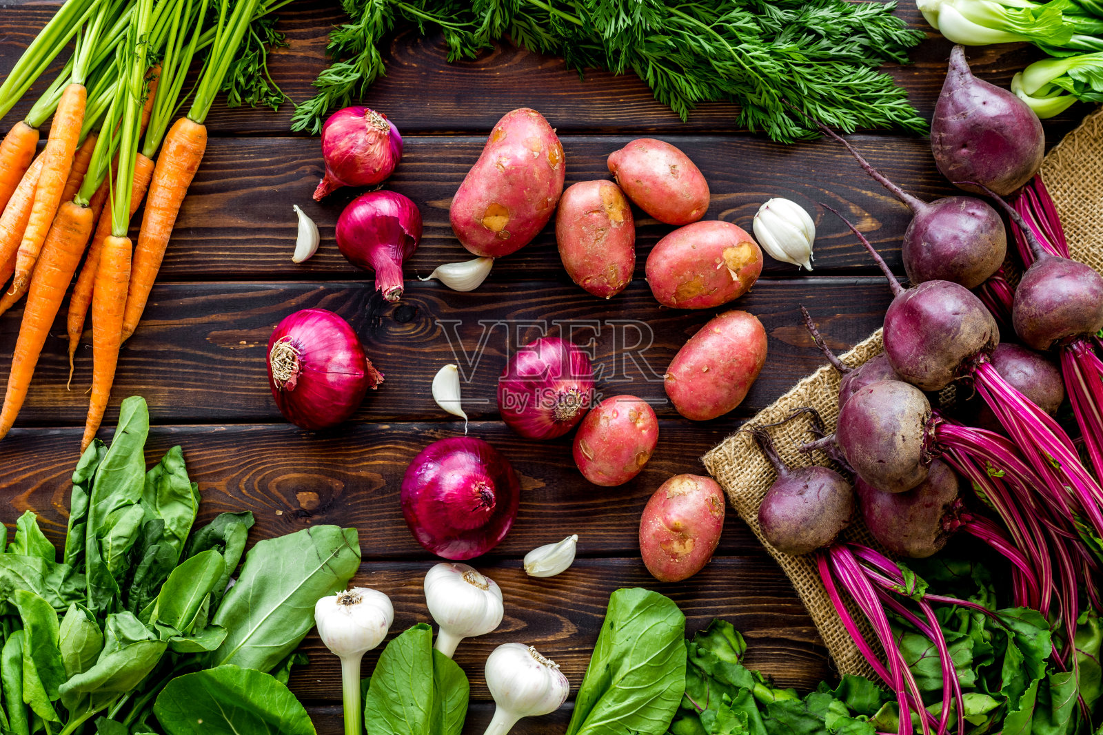 胡萝卜,土豆,甜菜,洋葱和菠菜在木制背景俯视图照片摄影图片