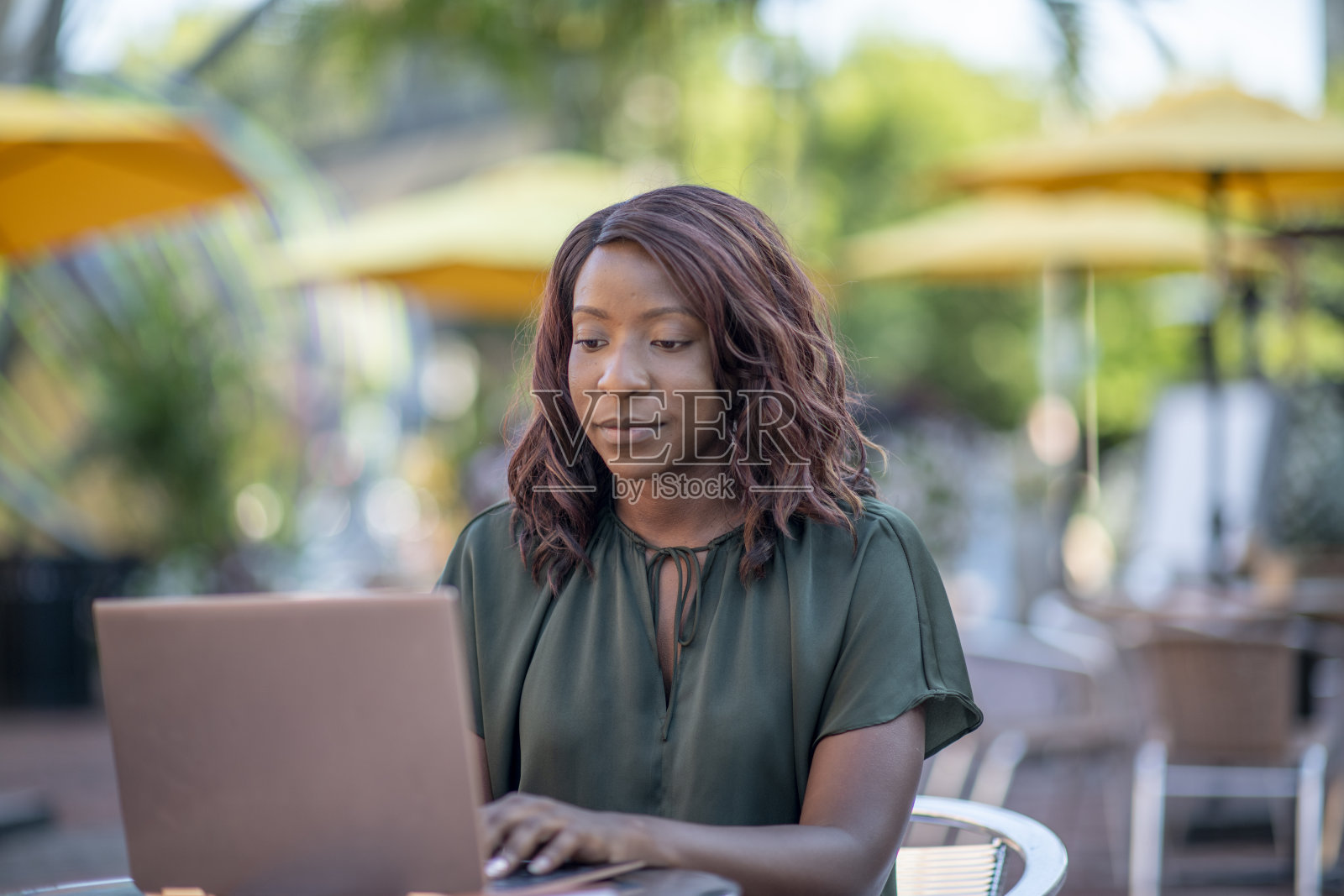 在市中心工作的非裔美国女商人。照片摄影图片