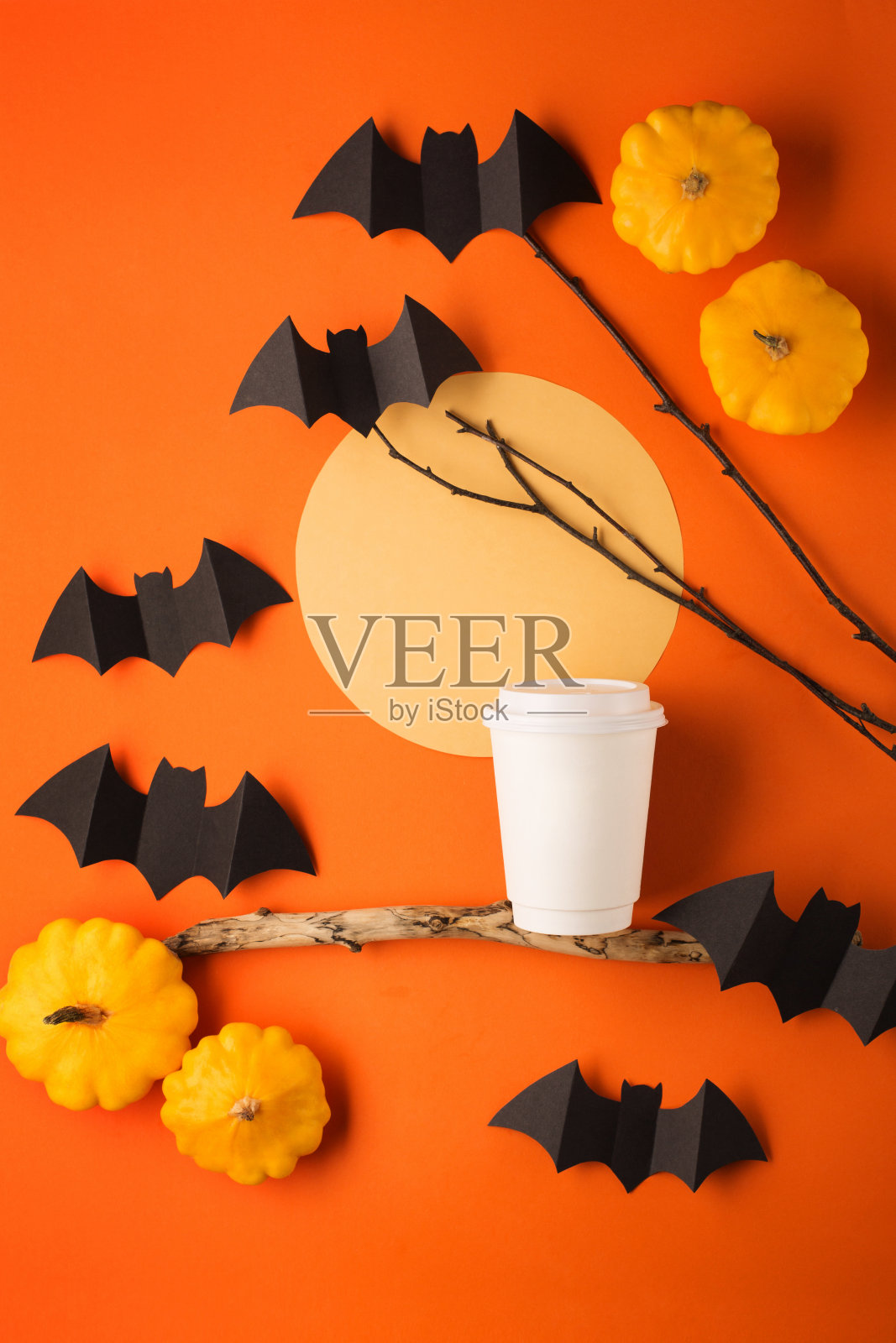 万圣节的纸装饰在橙色的背景和一杯咖啡照片摄影图片