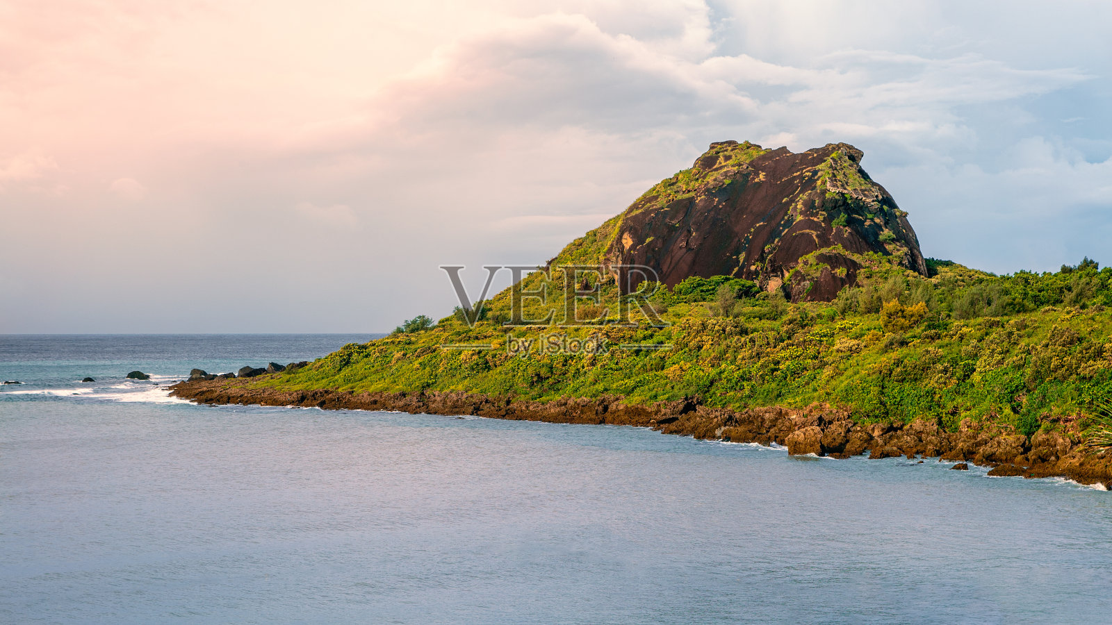 有高山、大海和白色沙滩的热带天堂。自然场景照片摄影图片
