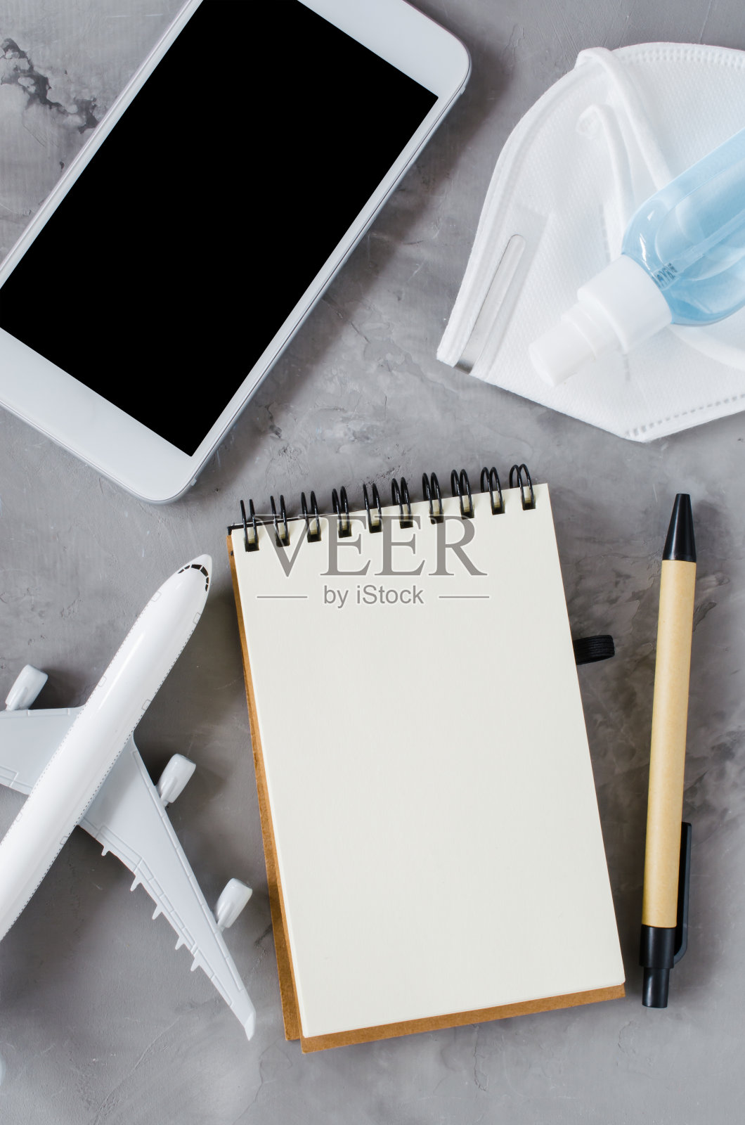 旅游规划概念与冠状病毒。智能手机的模型,笔记本电脑和飞机模型。照片摄影图片