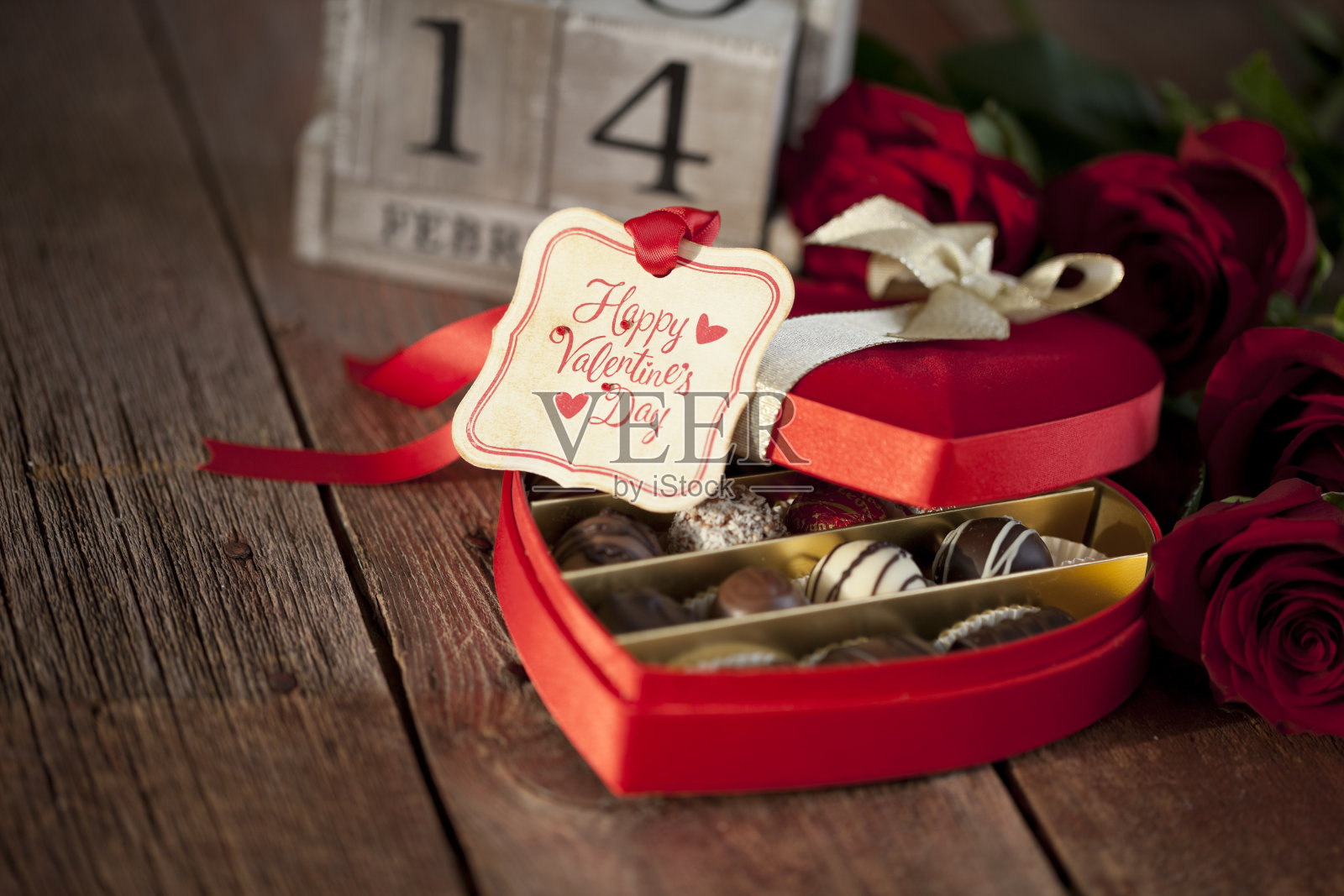 情人节巧克力和红玫瑰礼盒照片摄影图片