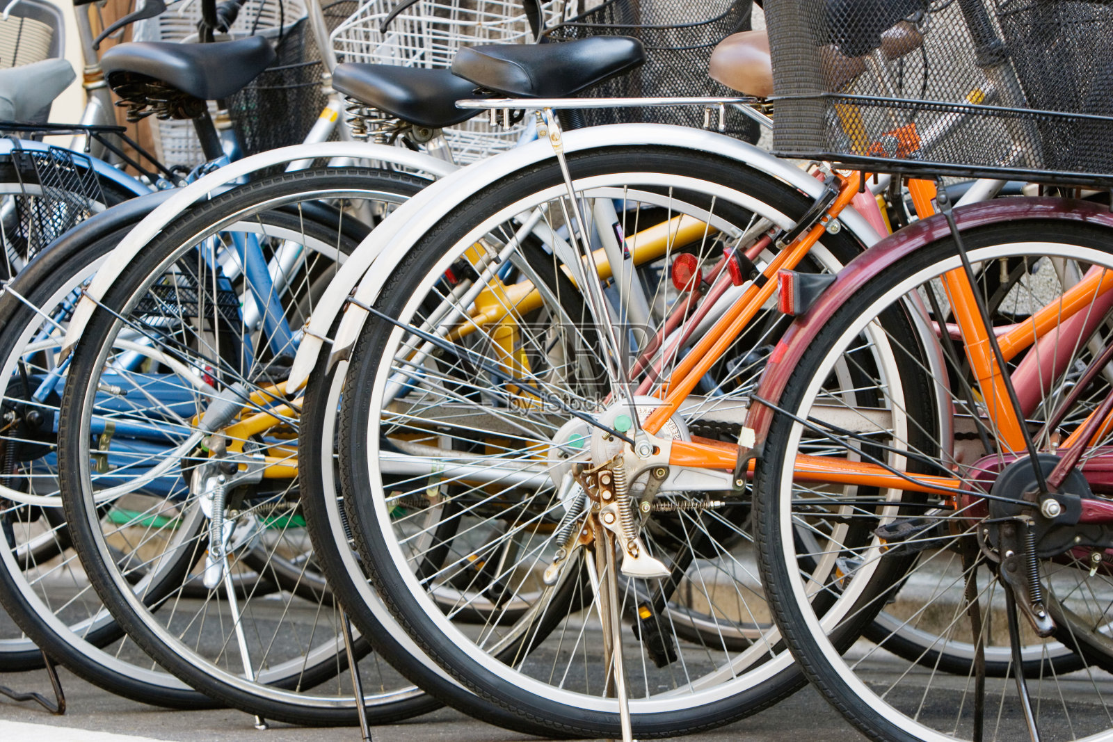 一起停放的自行车照片摄影图片