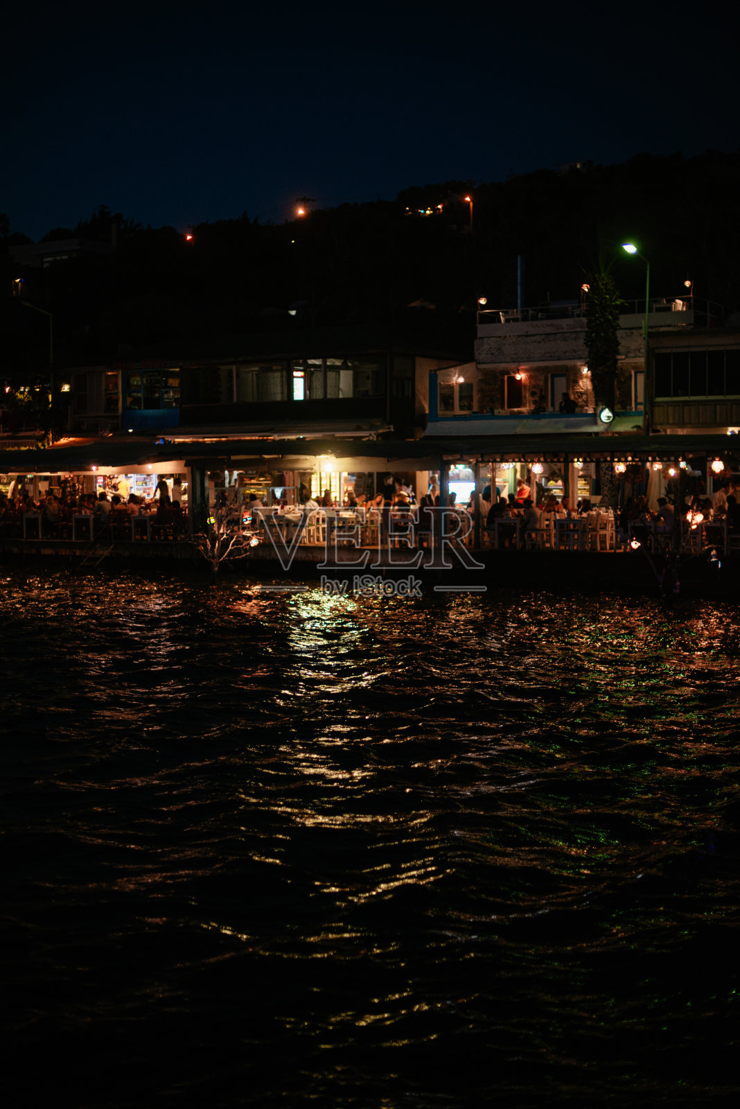 在海边的鱼馆里吃晚餐照片摄影图片