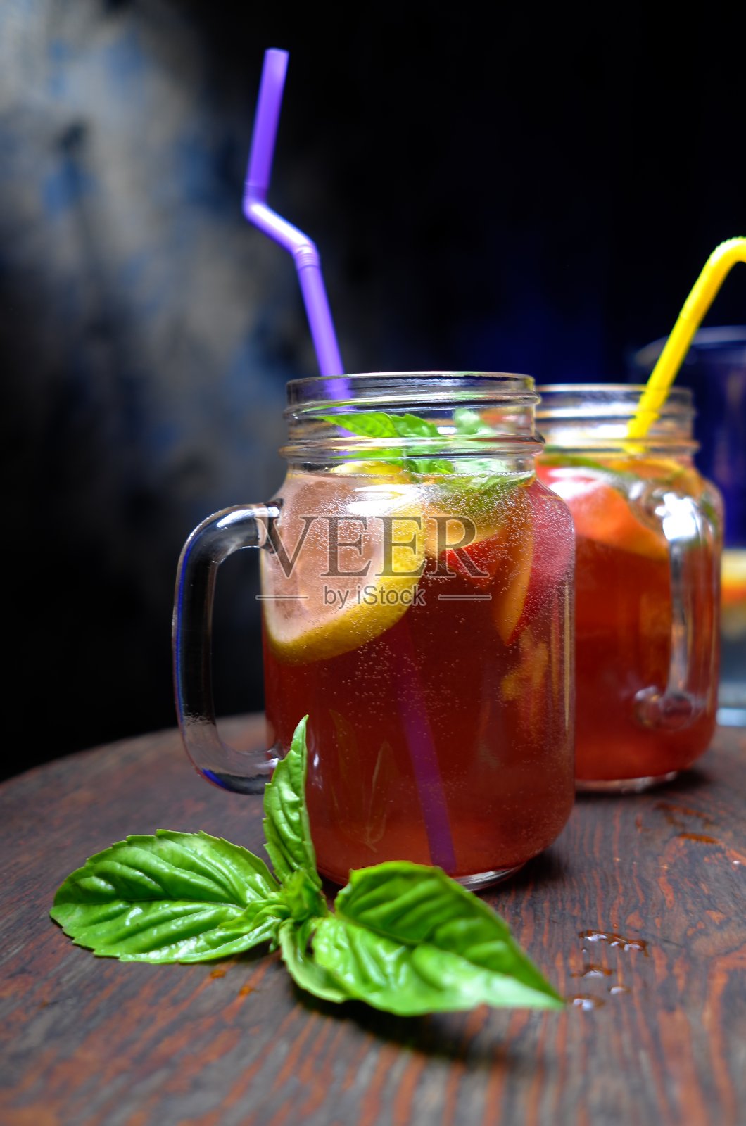 夏日鸡尾酒配桃子柠檬水照片摄影图片