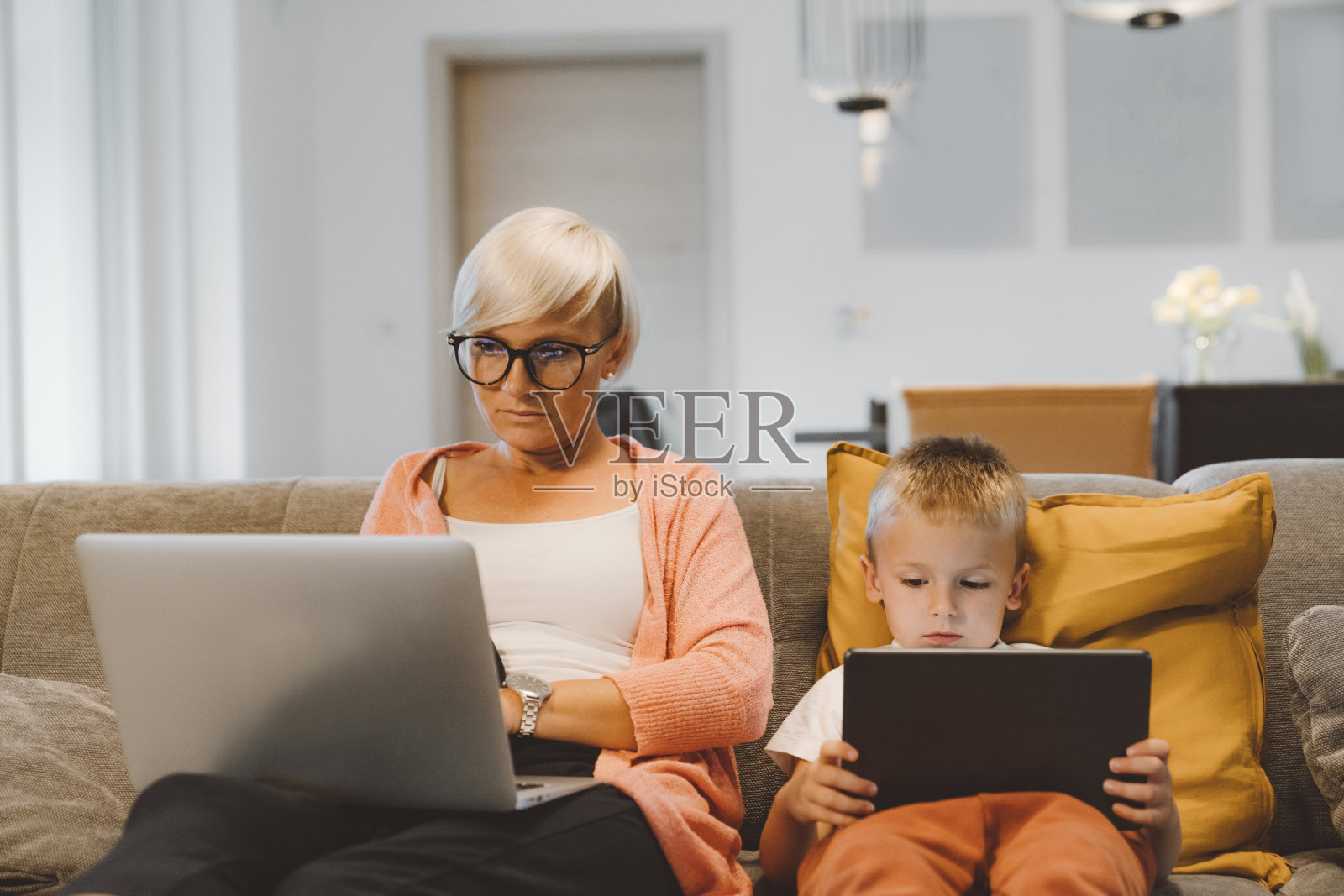 妈妈和儿子一起干活,妈妈上班,小男孩上学照片摄影图片