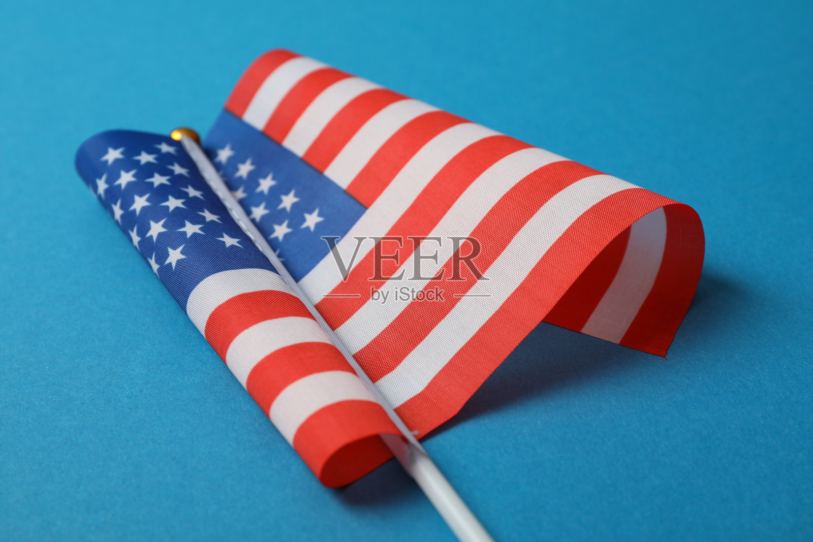 蓝色背景上的美国国旗,特写照片摄影图片