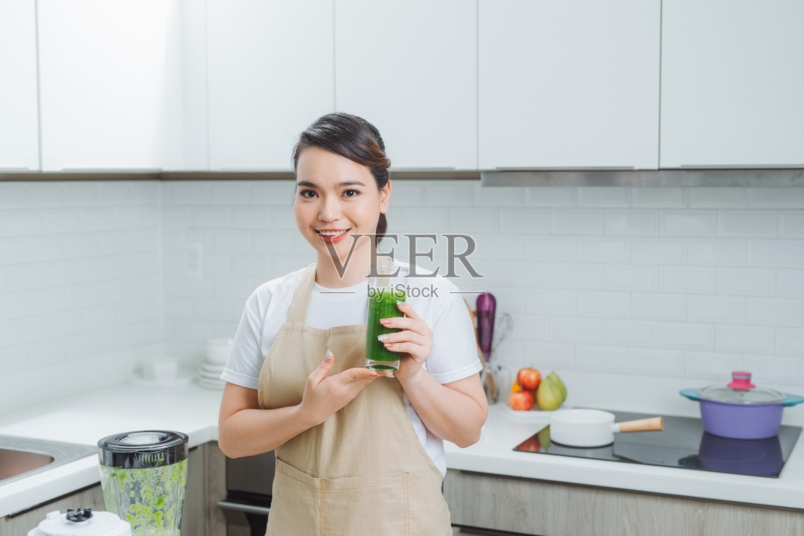 年轻女子在家做排毒奶昔照片摄影图片