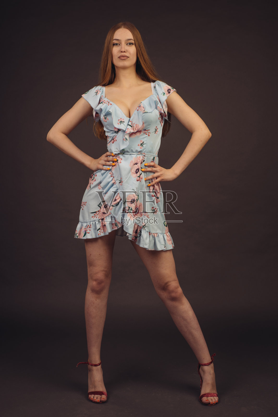 年轻漂亮的女人在工作室摆姿势。一个丰满的嘴唇的女孩有问题的皮肤在她的脸和身体,一种疾病的牛皮癣。照片摄影图片