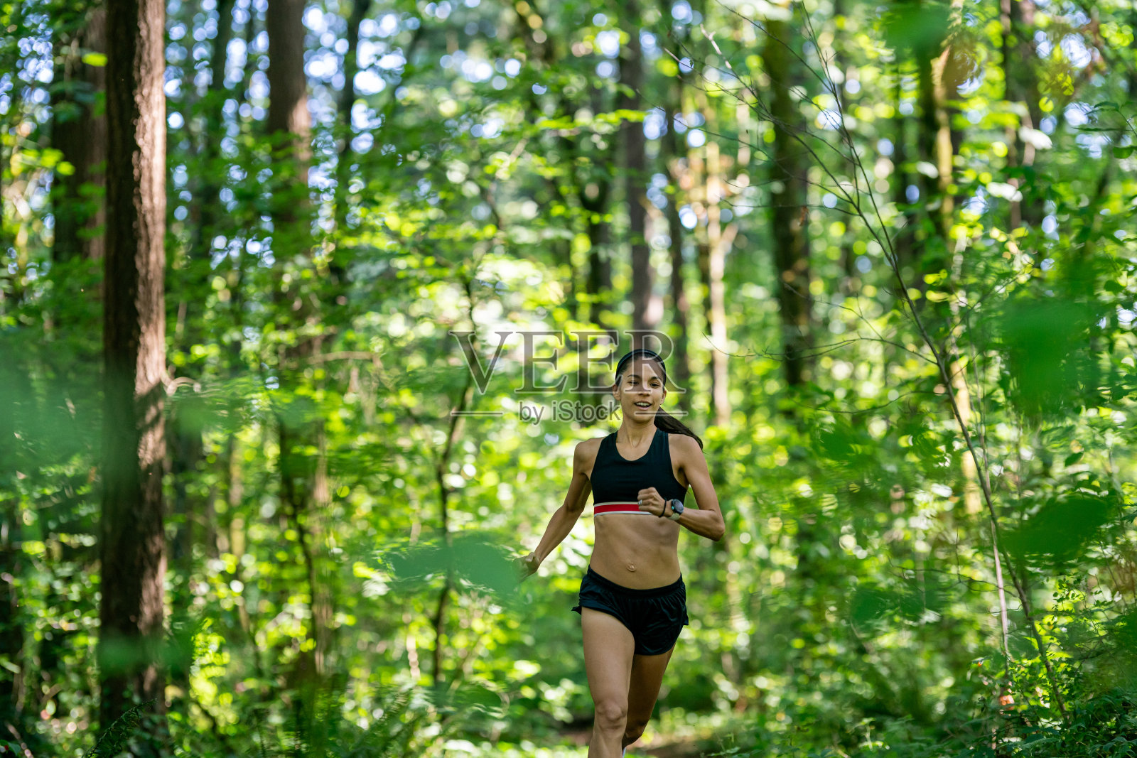 女人在森林里奔跑照片摄影图片