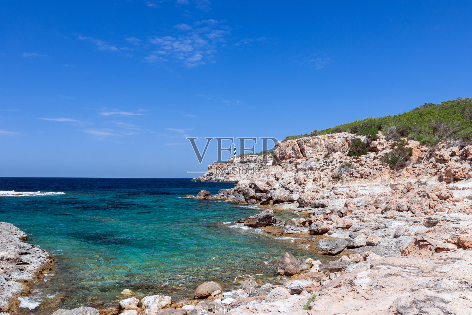 美丽的海湾和灯塔(远Des Moscarter)伊比沙岛。西班牙巴利阿里群岛照片摄影图片