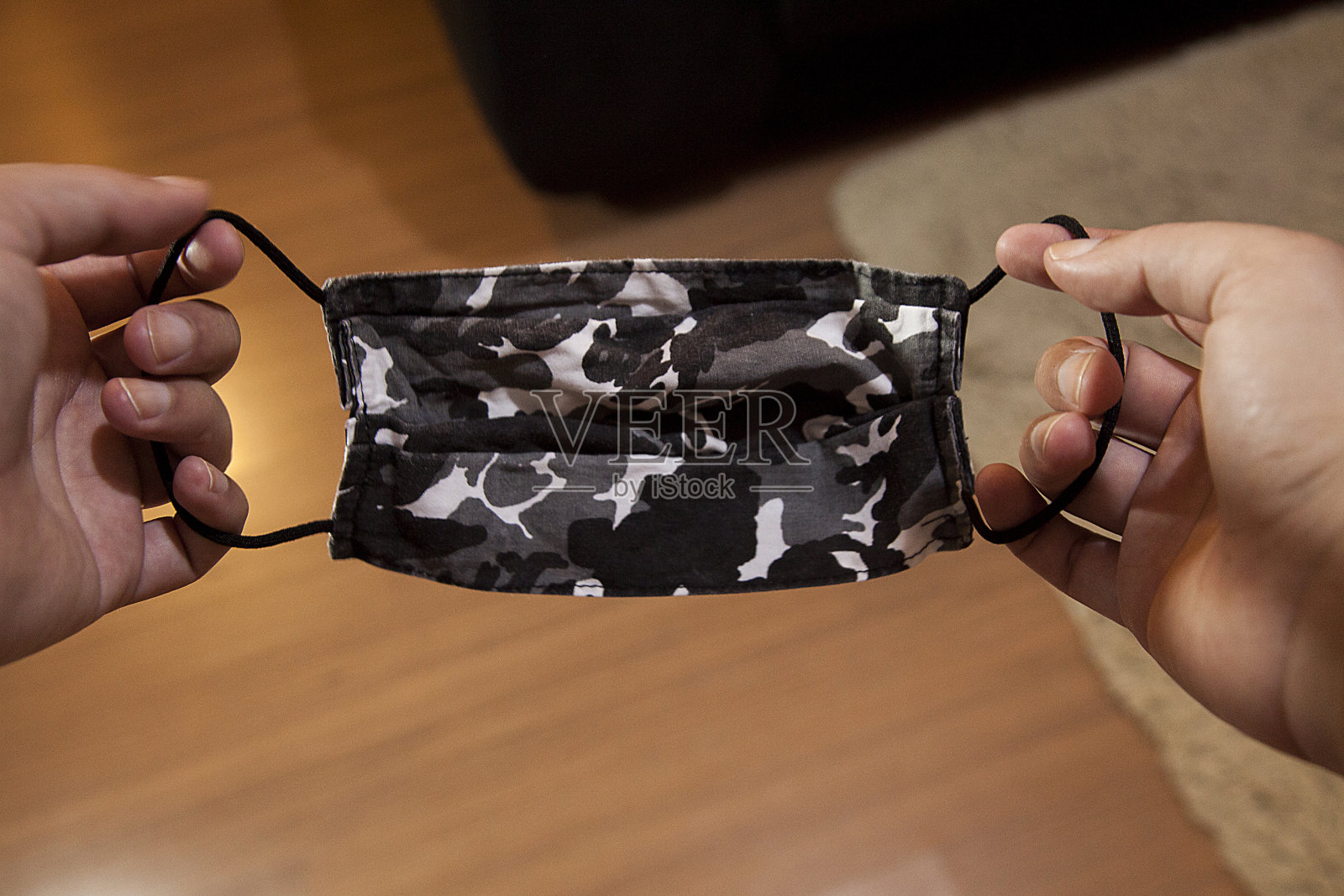 疫情大流行隔离期间戴口罩预防新冠肺炎照片摄影图片