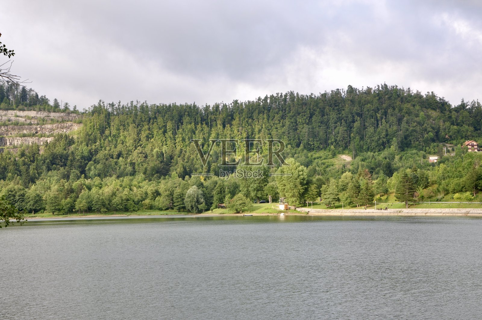 拜耳湖沿岸和克罗地亚山区深处的森林照片摄影图片