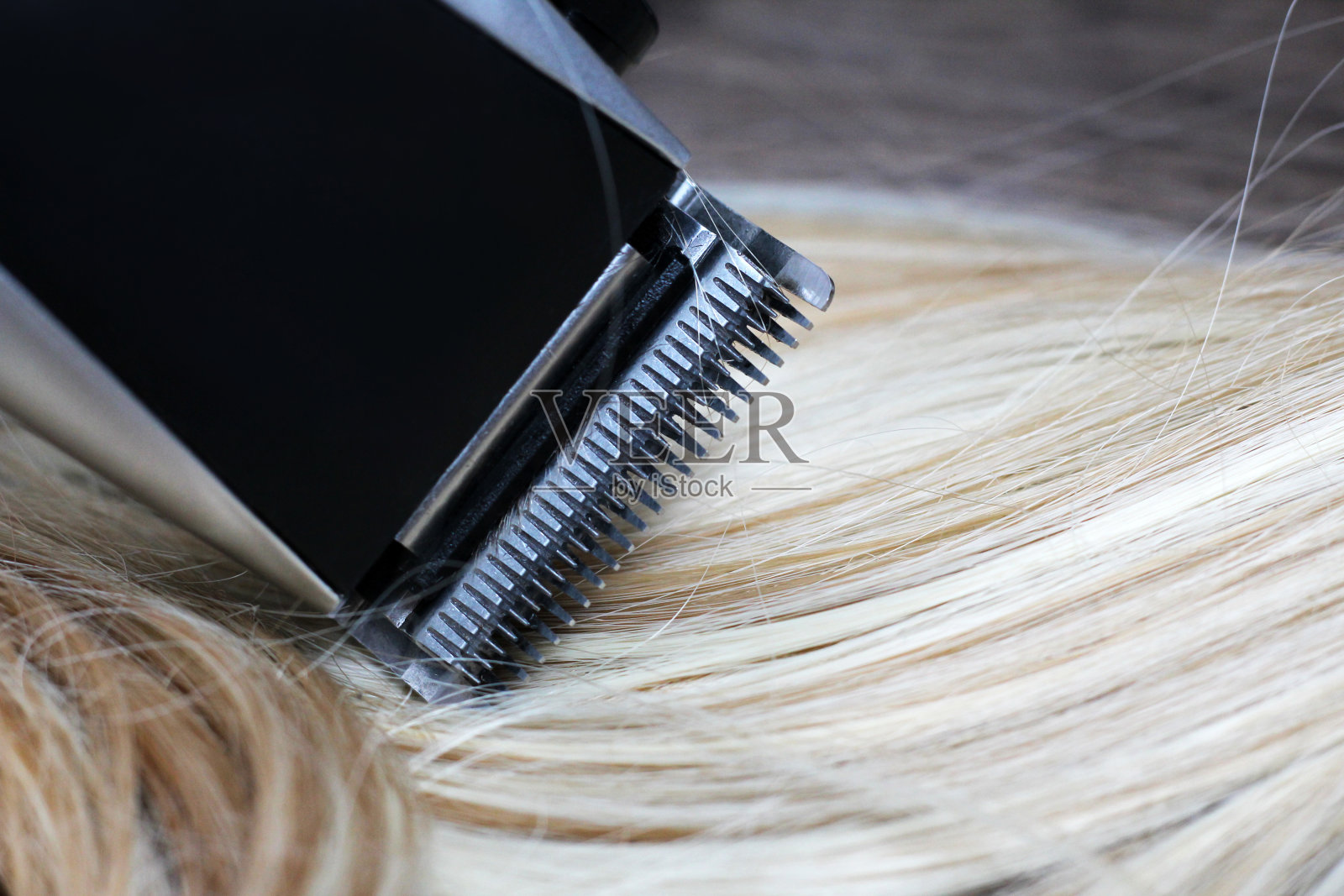 女人的金发和带附件的剪子照片摄影图片