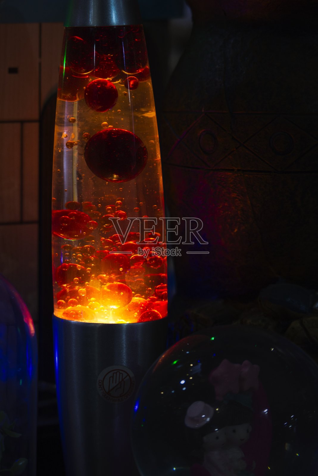 红色的水气泡上升照片摄影图片