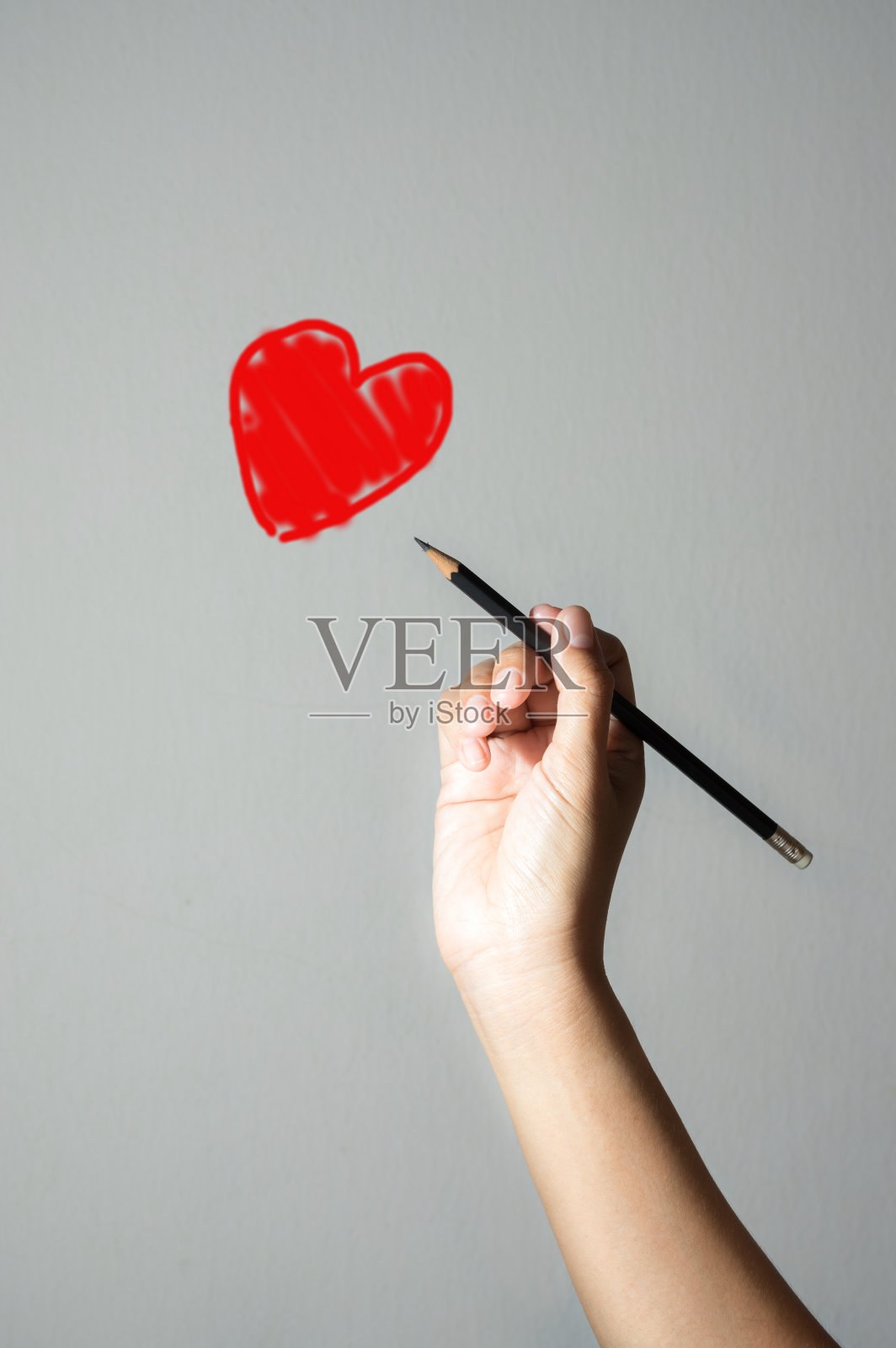 女人在空中手写心的手势。照片摄影图片