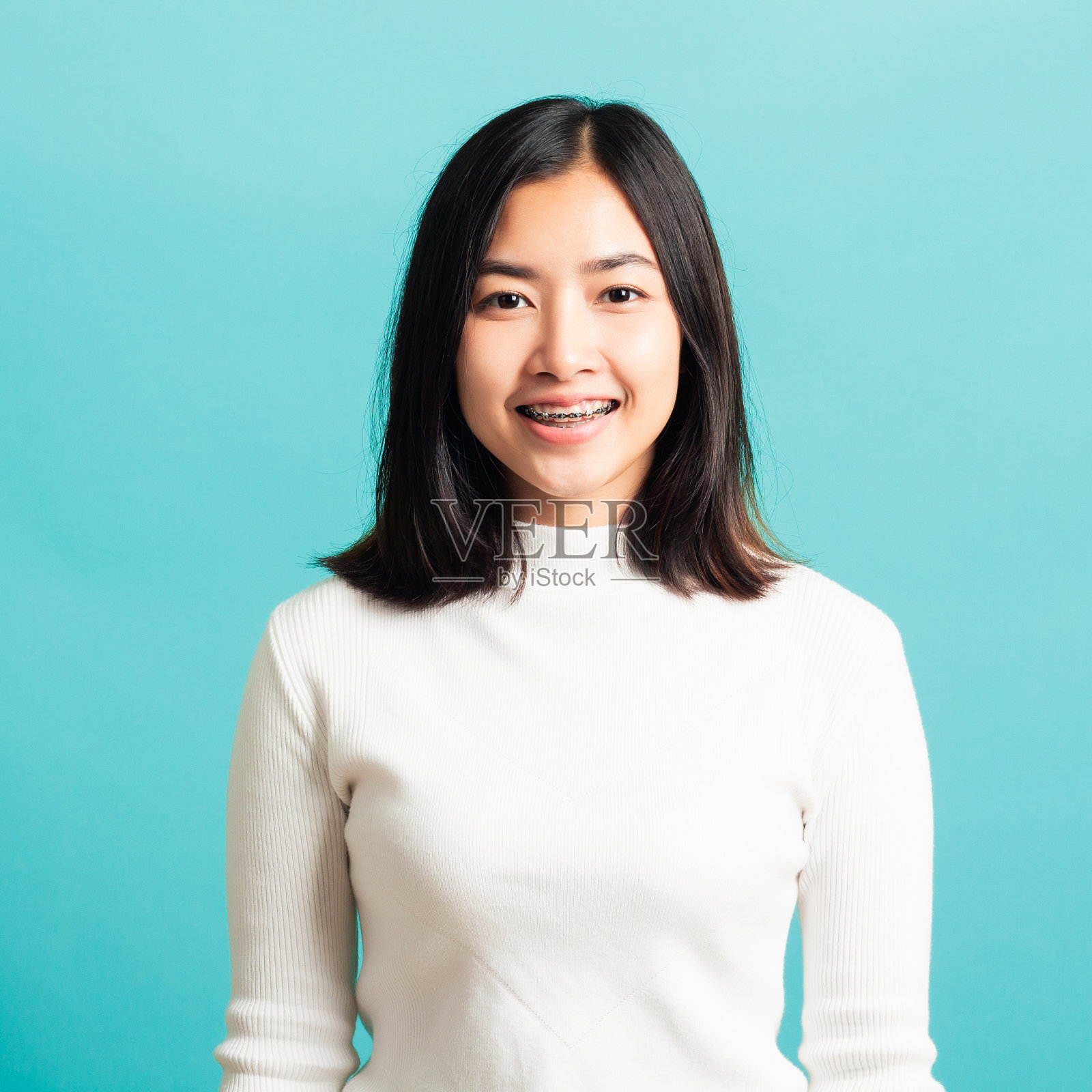 亚洲肖像生活方式年轻美丽的女人她微笑牙套照片摄影图片