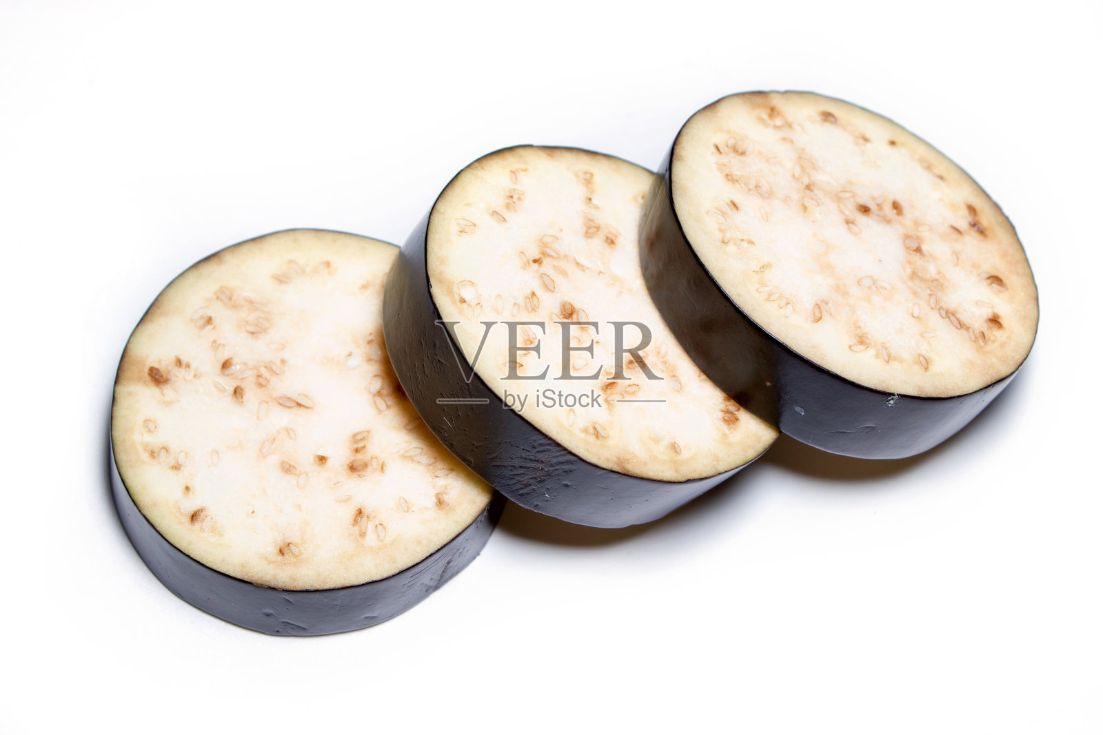 切片茄子孤立在白色背景上。健康的食物照片摄影图片