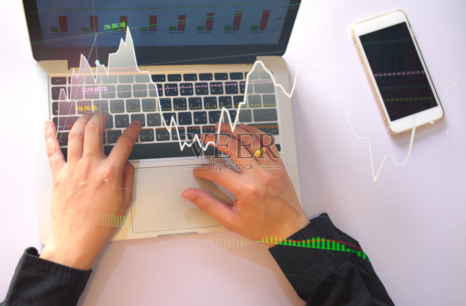 股票交易者使用笔记本电脑俯视图股票行情图表与斐波那契指数图表,股票行情图表指标分析概念照片摄影图片