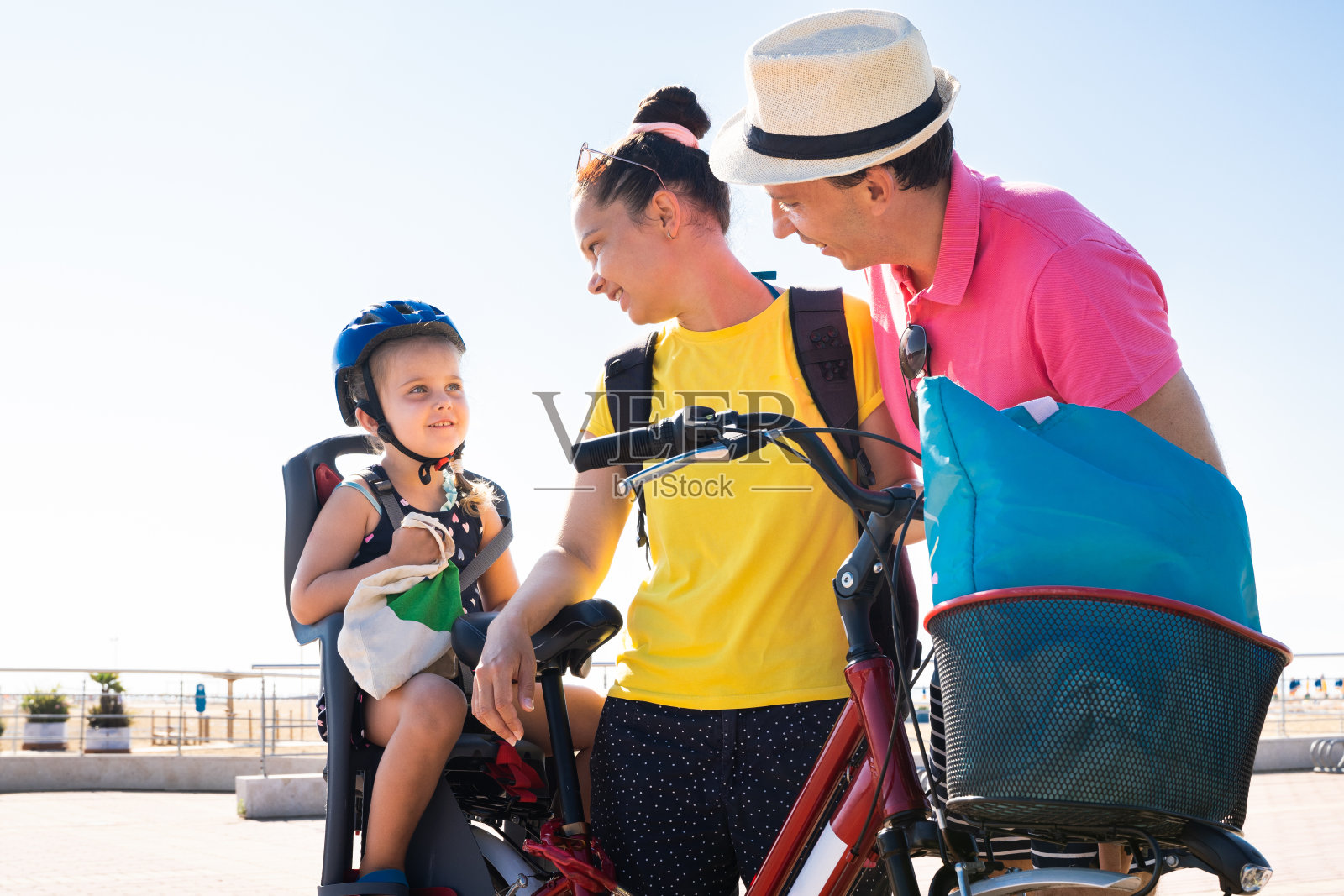 全家在户外骑自行车照片摄影图片