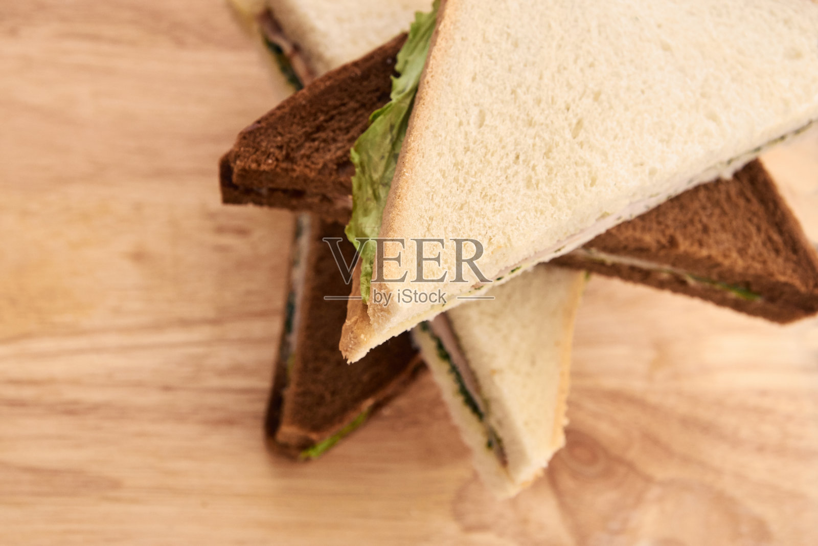 与火腿三明治。白面包和黑面包。蔬菜沙拉照片摄影图片