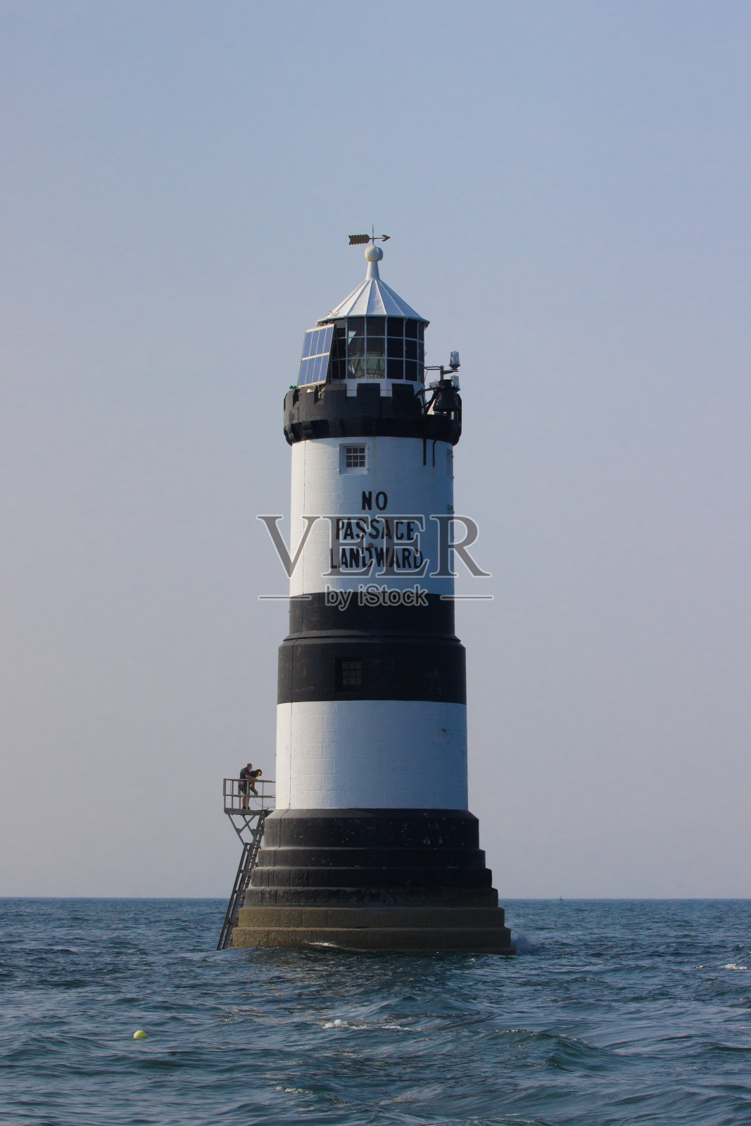 安格尔西岛梅奈海峡的彭门点灯塔。夏日里的黑白灯塔照片摄影图片