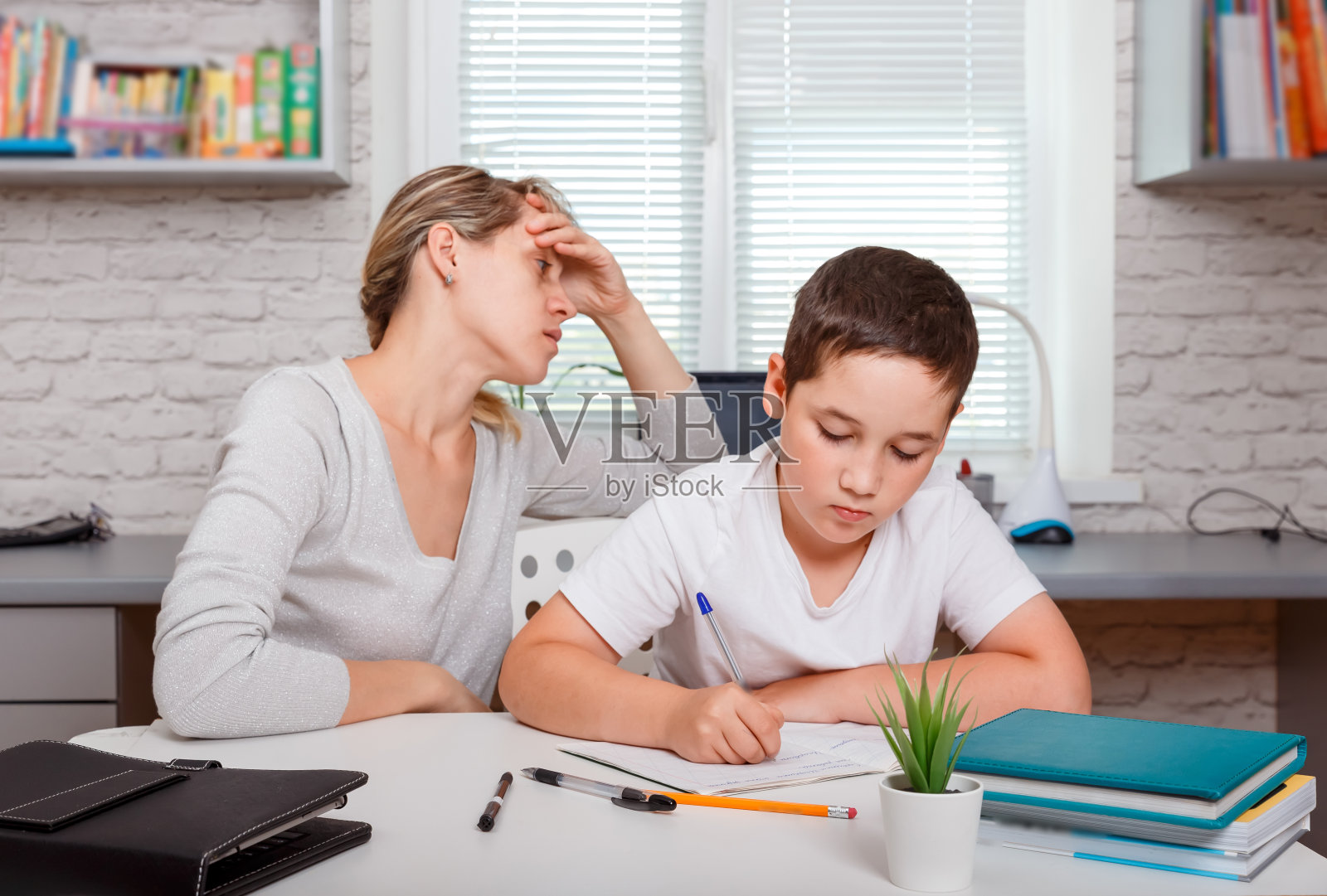 在家工作和家庭教育的概念。学校教育照片摄影图片