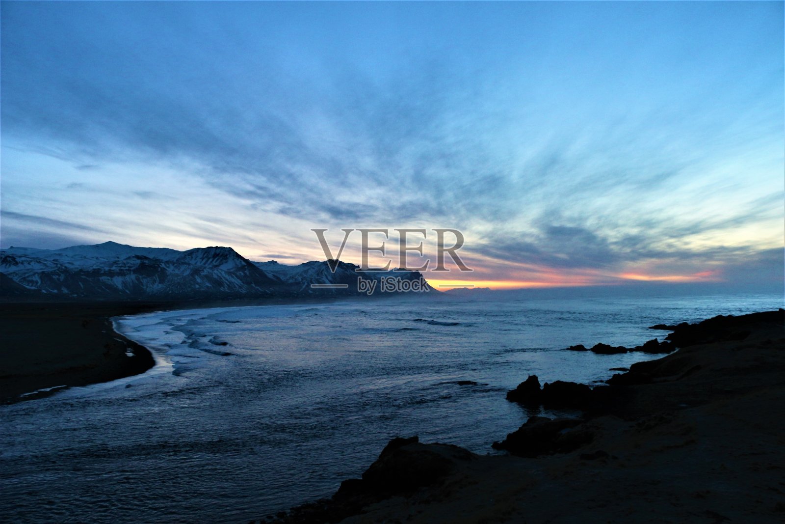 冰岛的山脉、土地和水域照片摄影图片
