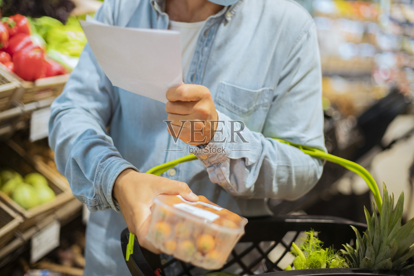 列购物清单是省钱的方法照片摄影图片