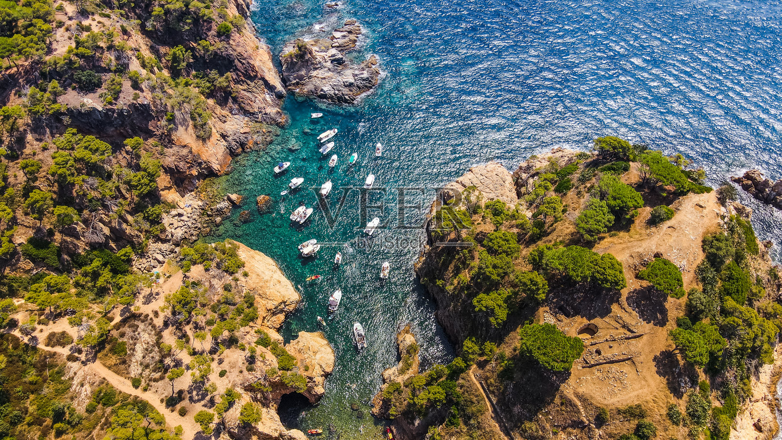 西班牙布拉瓦海岸美丽海岸线的鸟瞰图。美丽夏日的海岸岩石全景图。美丽的海滩与绿松石海,船只,度假目的地照片摄影图片