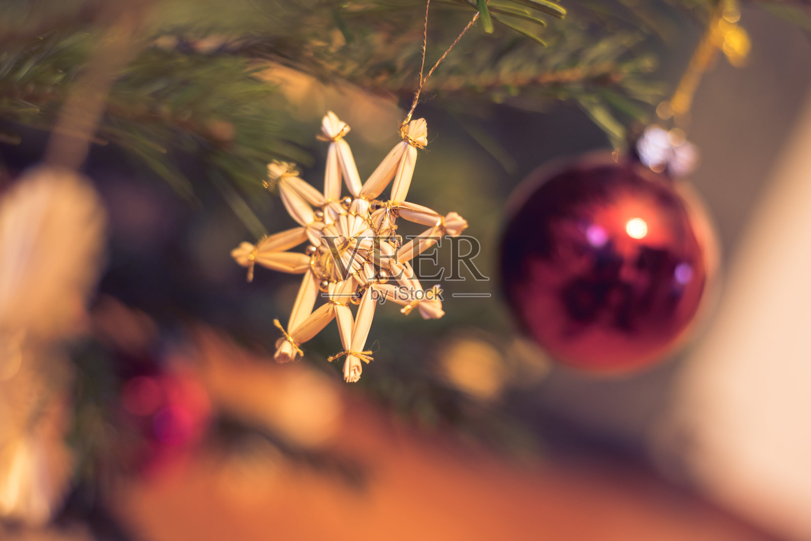 传统圣诞树与圣诞装饰,晚上照片摄影图片