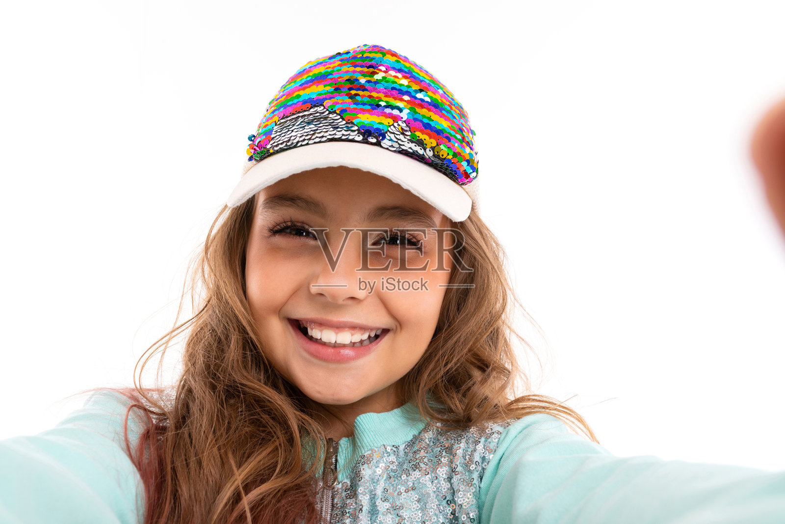 漂亮的白人小女孩穿着运动服,肖像孤立在白色的背景照片摄影图片