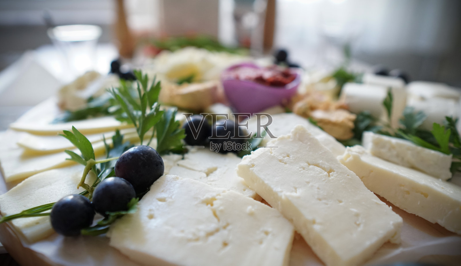 很棒的土耳其早餐。蔬菜中奶酪的种类照片摄影图片