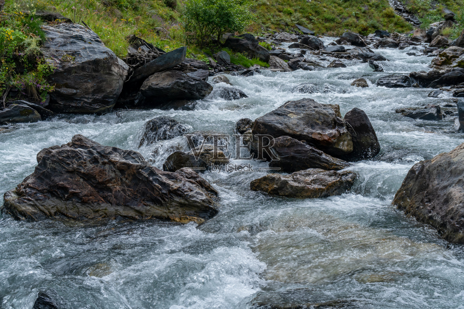格鲁吉亚上凯夫苏尔特的阿贡山河照片摄影图片