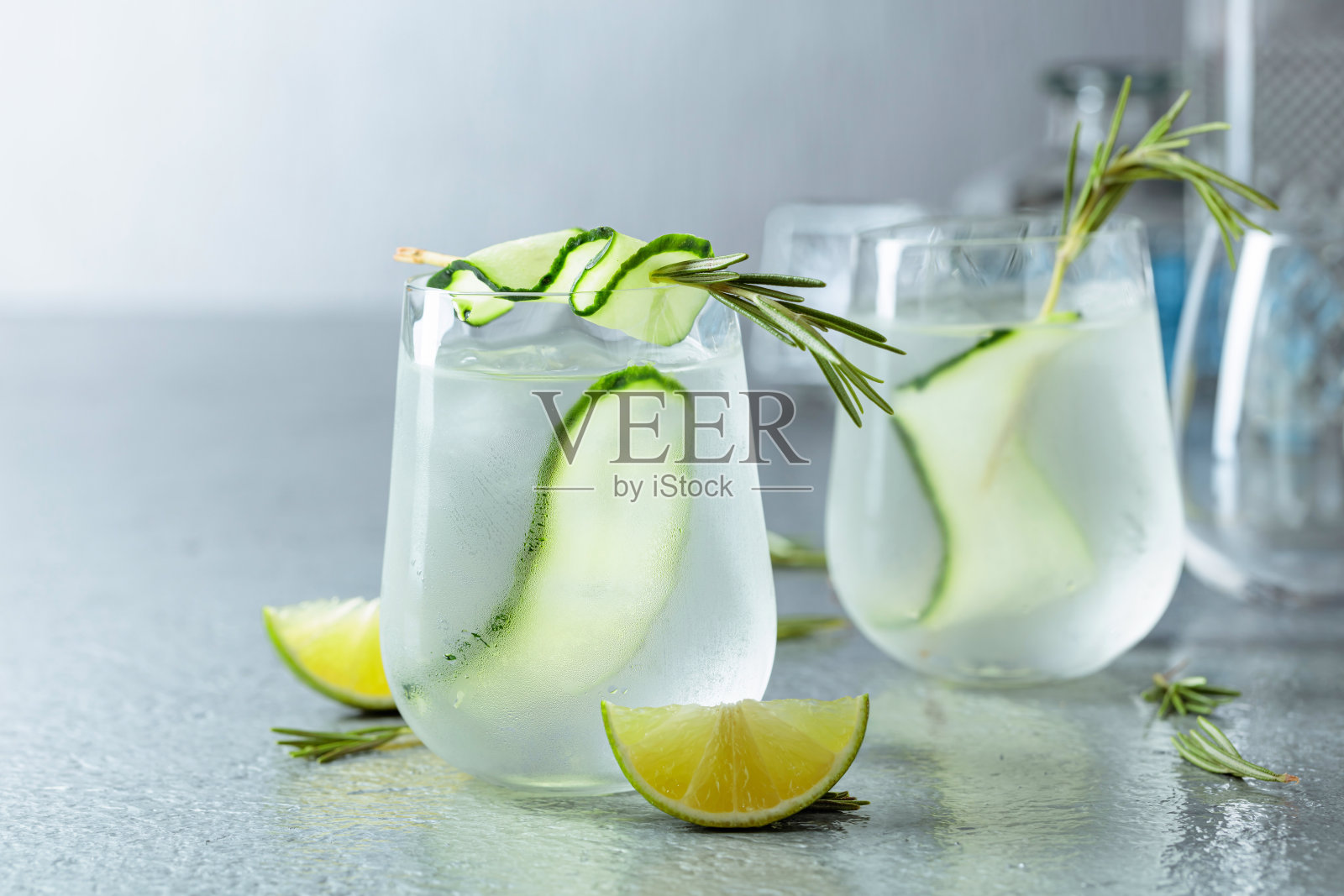 排毒饮料或绿色的冰柠檬水加迷迭香,黄瓜和酸橙。照片摄影图片