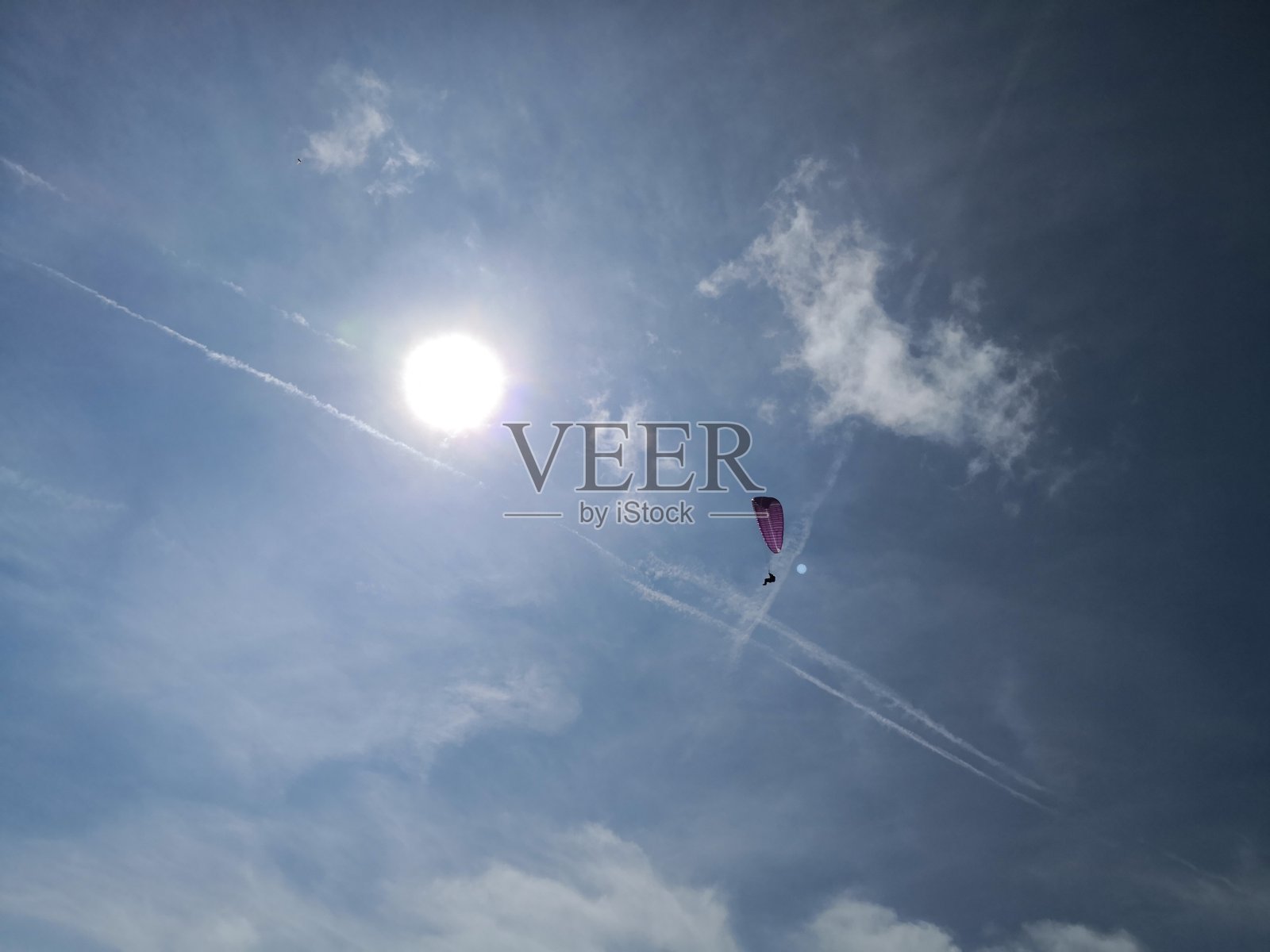 阳光下的滑翔伞照片摄影图片