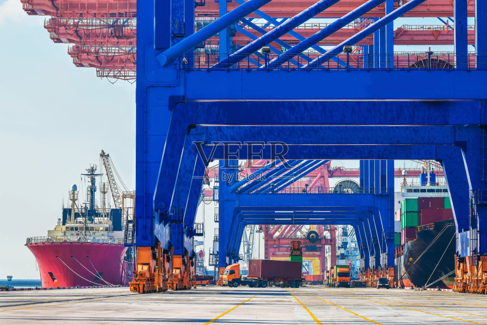 工业物流和卡车运输在集装箱堆场的物流和货物业务照片摄影图片